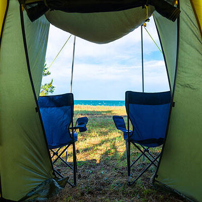 Camping vid havet, sett inifrån ett tält.