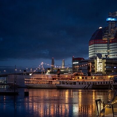 Göteborg under kvällstid, med atmosfäriskt ljus.